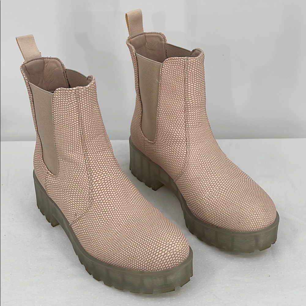 DIRTY LAUNDRY SIZE 8.5 M Stylish Women's Beige/Pink  Ankle Boots